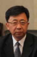 穿西装的男人描述已自动生成
