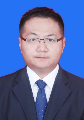 穿西装戴眼镜的男人描述已自动生成